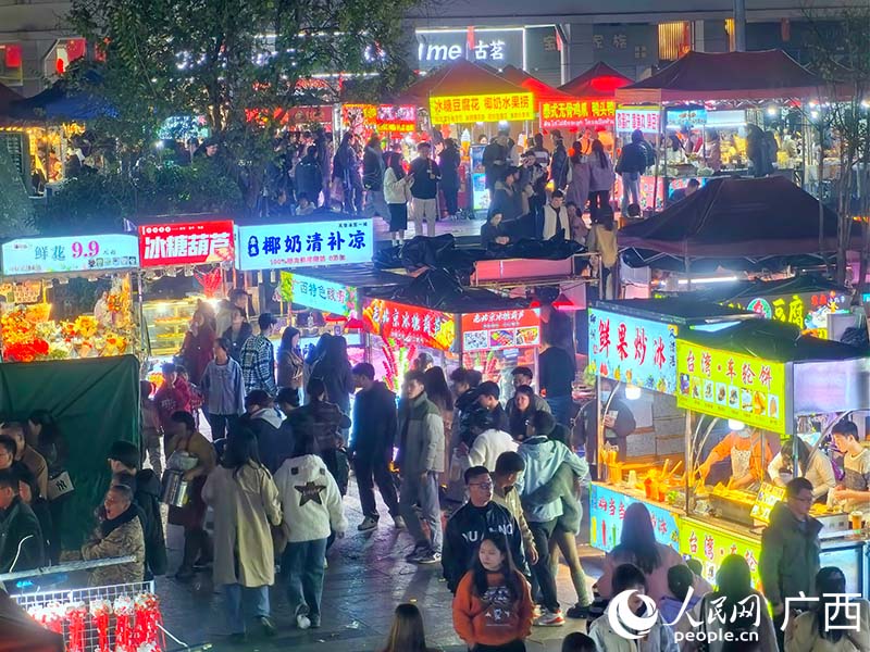 柳州风情港夜市人头攒动。人民网 付华周摄