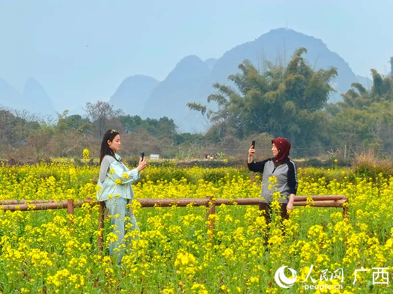 游客在陽朔遇龍河景區拍照打卡。人民網 付華周攝