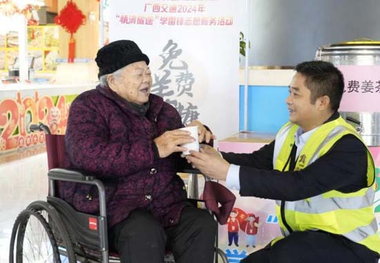 “驿路先锋”为旅客端上姜糖水。李杰摄