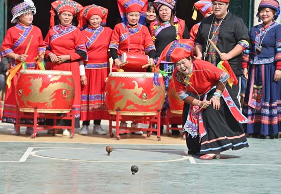 大化瑶族自治县大化镇仁良村各族群众在进行陀螺比赛。韦哲摄