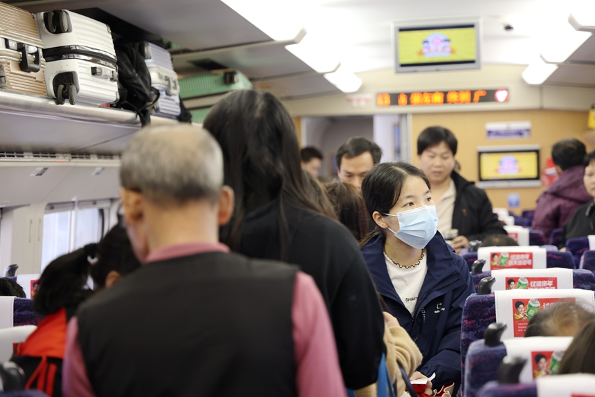 务工人员顺利乘车。宋依洁摄