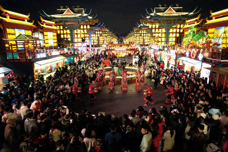 南宁之夜开展特色活动吸引游客观摩。广旅集团供图