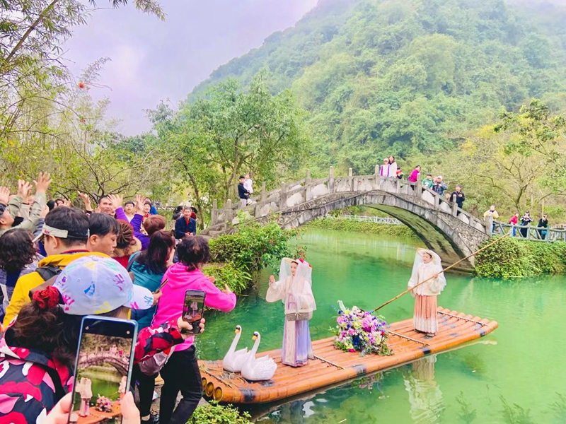 通灵·古龙山景区人气满满。广旅集团供图