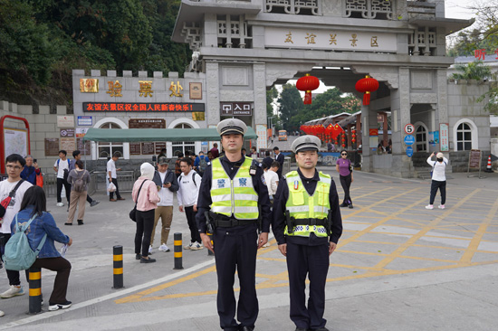 民警在重点区域进行交通疏导、安保执勤 (3)