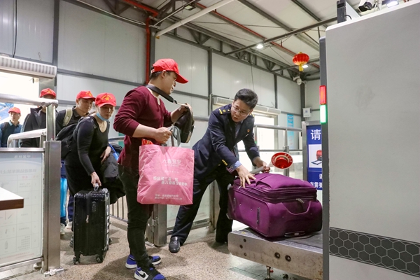 桂林北站工作人员为乘坐务工专列的旅客开辟专用进站及安检通道。郑长贤摄