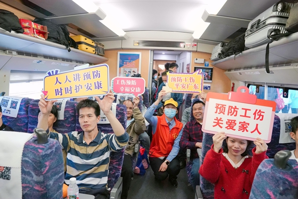 务工人员在百色至广州南D3792次务工专列合影。秦塬棋摄