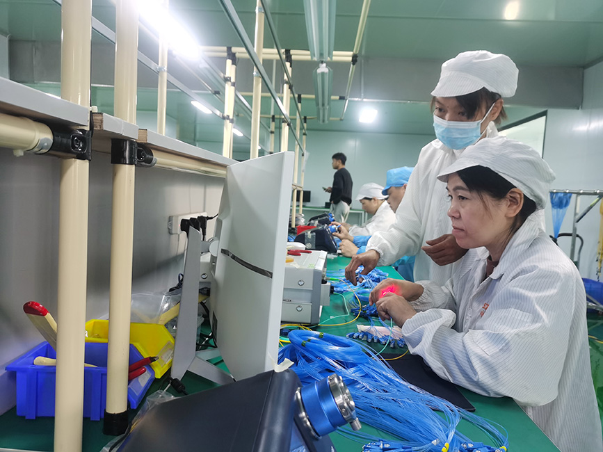 生產車間裡工人正在作業。梁桂花攝