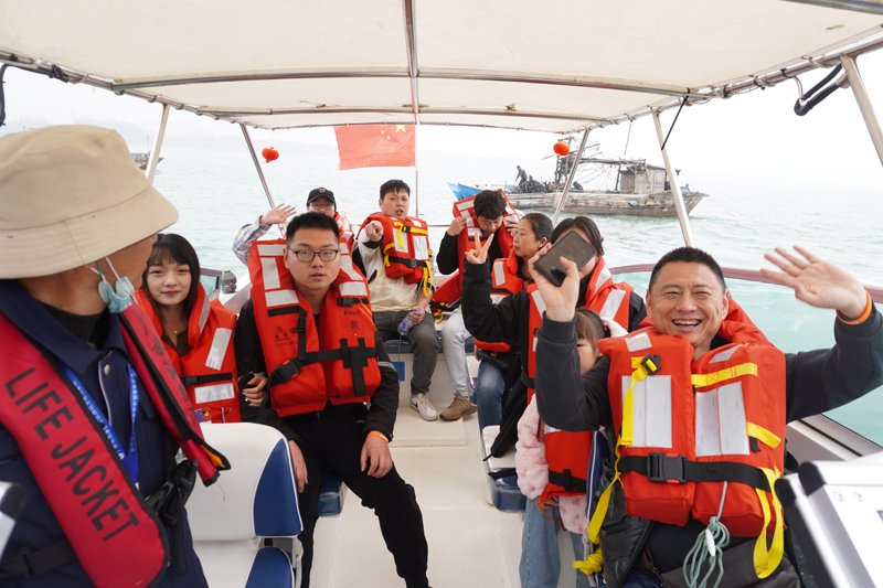 游客开心体验“出海寻豚”项目。张顺府摄