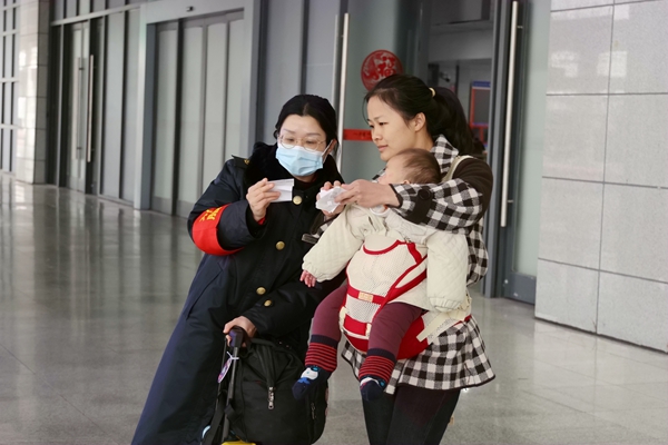 玉林站工作人员耐心解答重点旅客问询。袁富钟摄