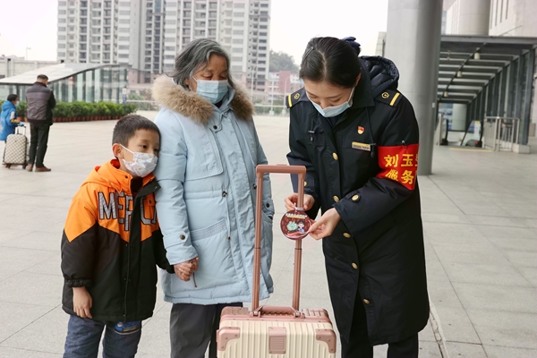 玉林站工作人员为重点旅客“挂牌”服务。袁富钟摄