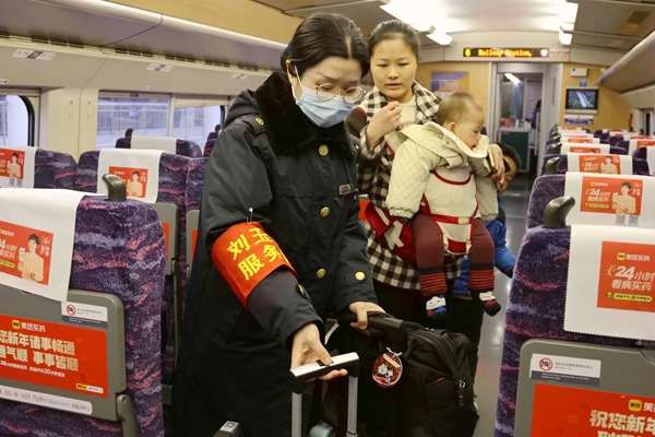 玉林站工作人员为重点旅客提前进站乘车。袁富钟摄