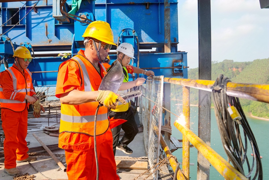施工人员在六律邕江特大桥进行焊接作业。江晓摄