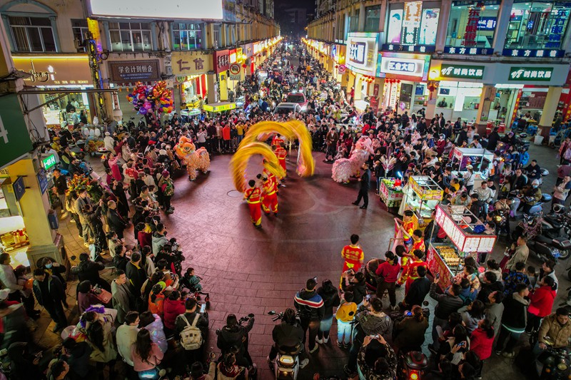 图为精彩的非遗表演吸引市民。 陈起东摄