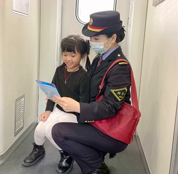 程茜给小朋友宣传铁路安全知识。陈翔宇摄