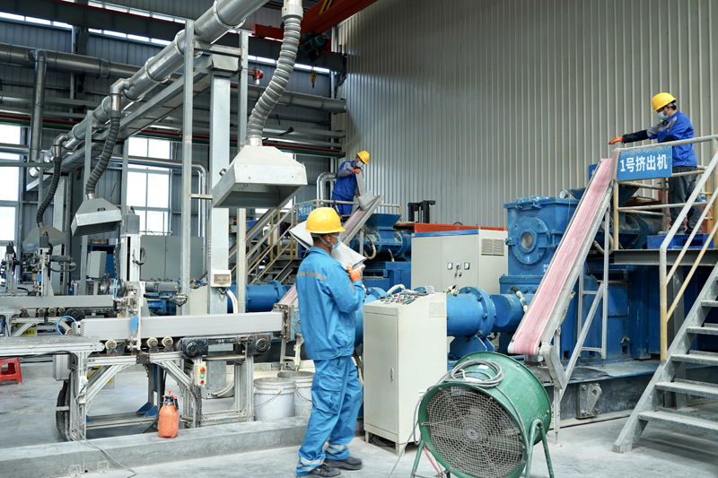 广西海螺环境科技有限公司SCR脱硝催化剂项目主厂房生产车间。来宾市融媒体中心供图