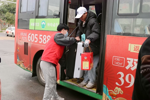 桂平站组织工作人员在火车站公交车站点引导学生出行。袁富钟摄