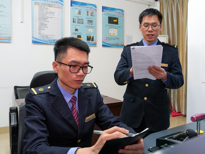 李坤龙正在参加“闯关”培训，李映波作为车间兼职教师在侧指导（梁晋滔-摄）.jpg
