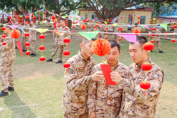 武警官兵们正在猜灯谜