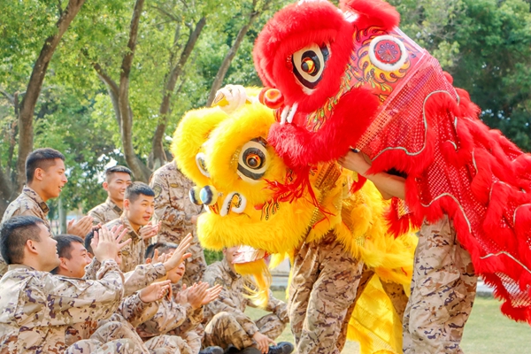 武警官兵们正在观看舞狮表演