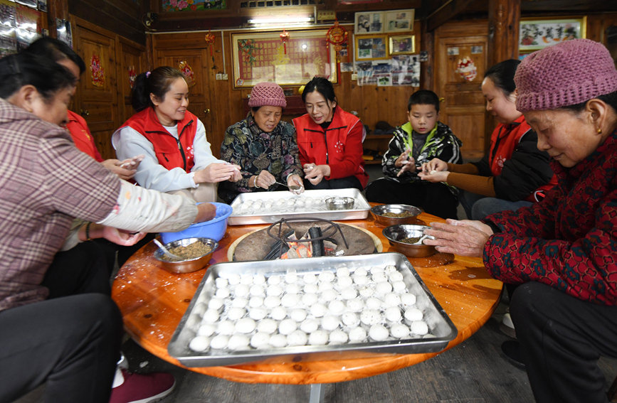 村民在包汤圆。潘志祥摄