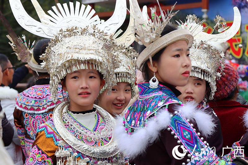 苗族姑娘穿着民族服饰参加活动。人民网 付华周摄