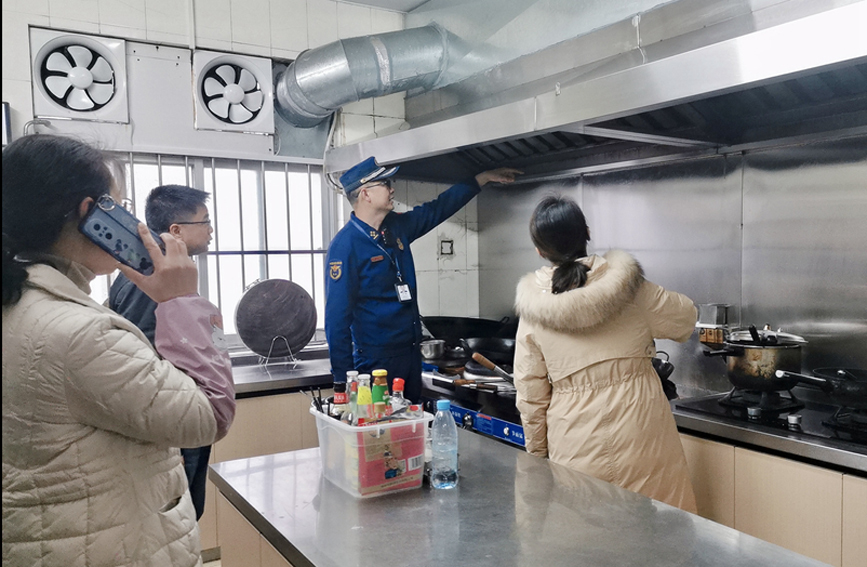 深入排查“九小场所”消防隐患。