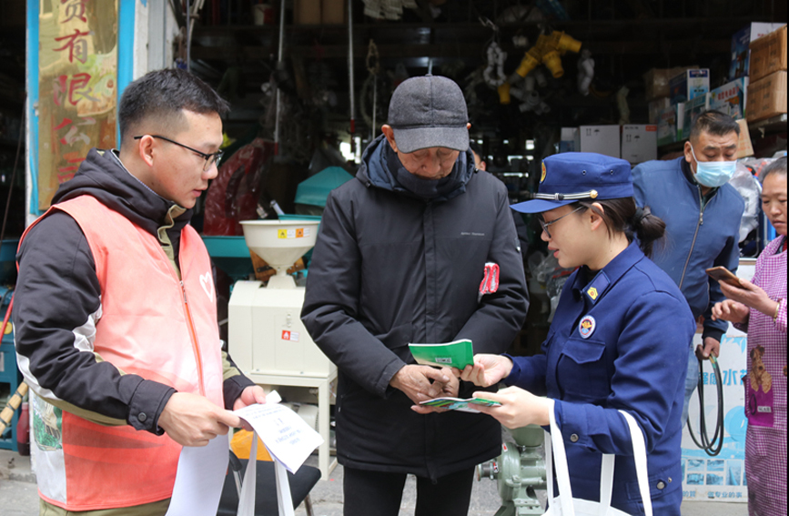 走街串巷开展消防科普宣传。