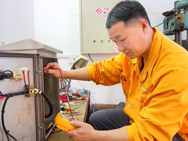 彭春林正在对研发设备进行静态试验。马君摄