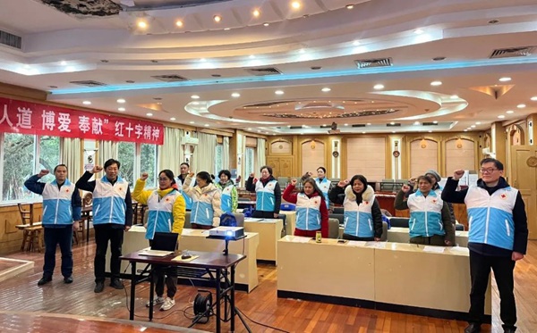 志愿者庄严宣誓加入服务队
