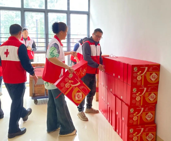 红十字会志愿者协助搬运慰问物资
