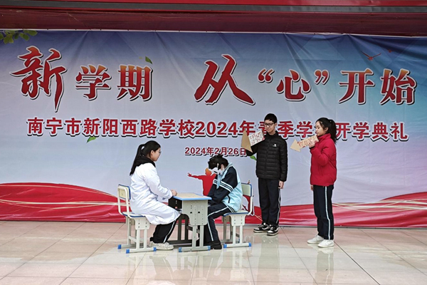 学生表演心理剧《揭开心理的面具》。李炳世摄