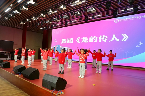 开学典礼节目表演 黄小倩 摄.jpg