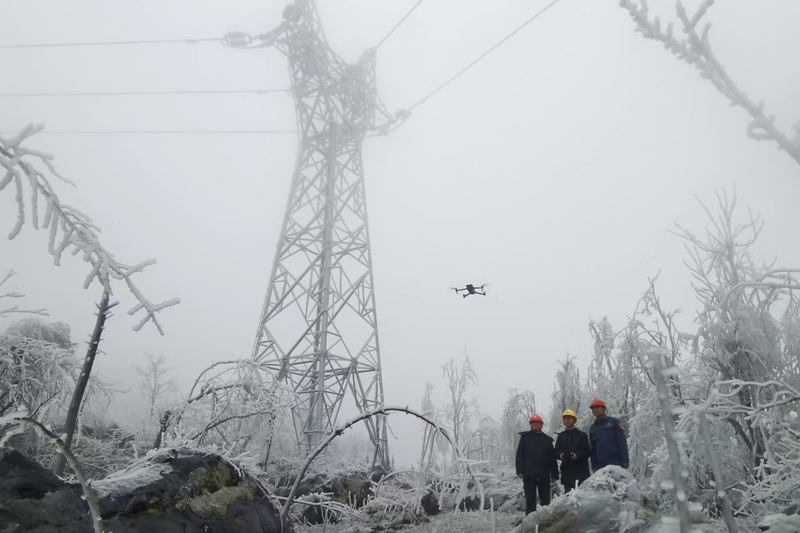 供電人員對位於全州縣高寒山區的35千伏白東I線開展巡視。莫曉姣攝