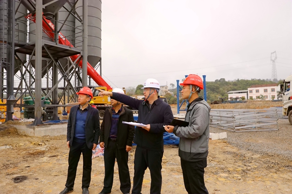现场技术人员在现场对临建工程施工情况进行检查。莫小斌摄