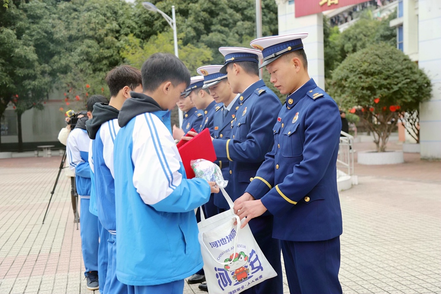 救火少年获颁“优秀消防志愿者”证书。