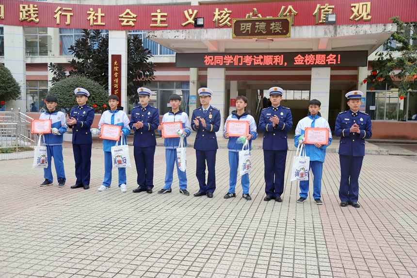 获颁“优秀消防志愿者”证书并与消防队员合影。