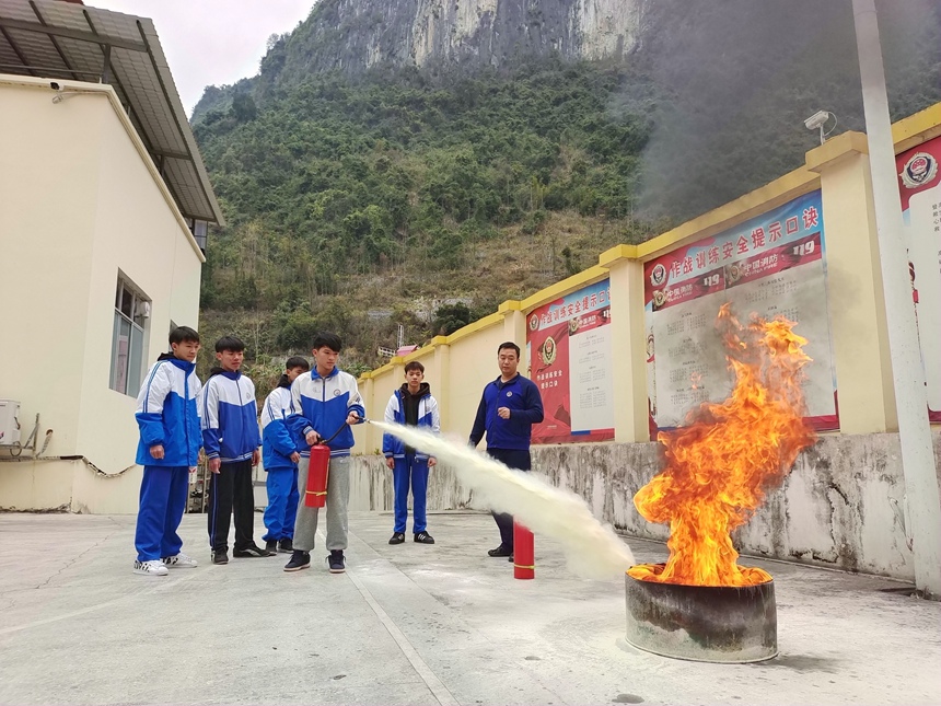 学生体验灭火器灭火。