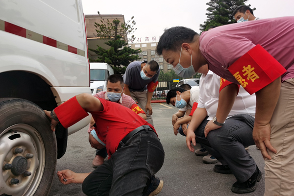 党员TPM车辆自主维护志愿服务队员现场教学车辆检查。陈崇娟摄