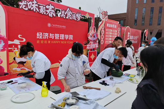 学生在制作美食。翁华江摄