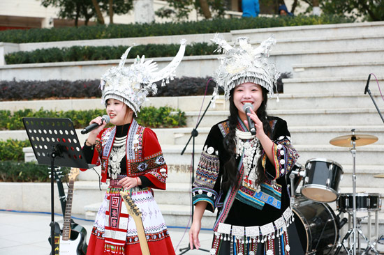 学生身穿民族服饰上台演唱。翁华江摄
