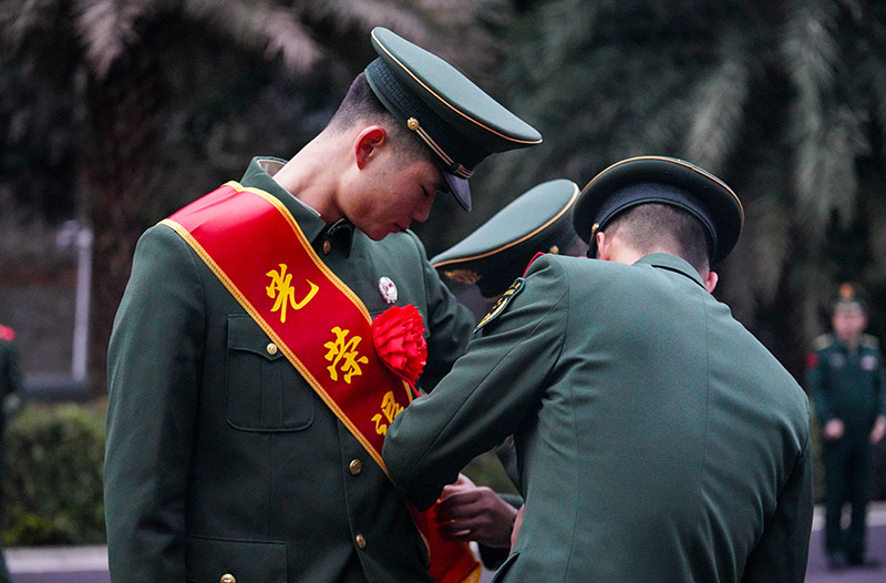 官兵為退役士兵整理著裝。周關伸攝