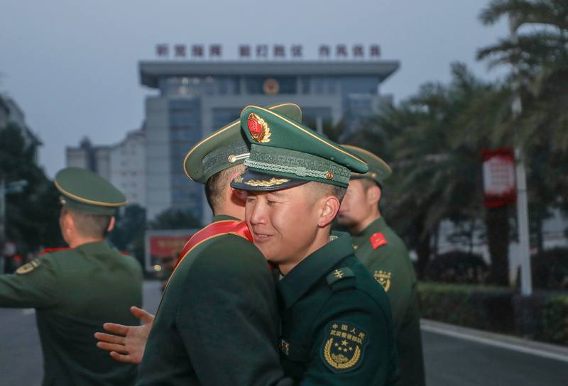 官兵離別時惜惜相別。周關伸攝