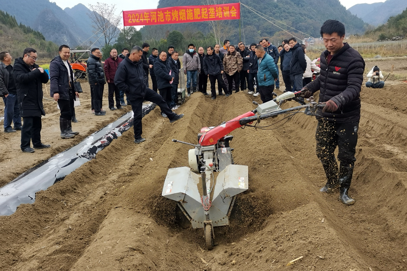 利用机械进行田间操作。覃兴福摄