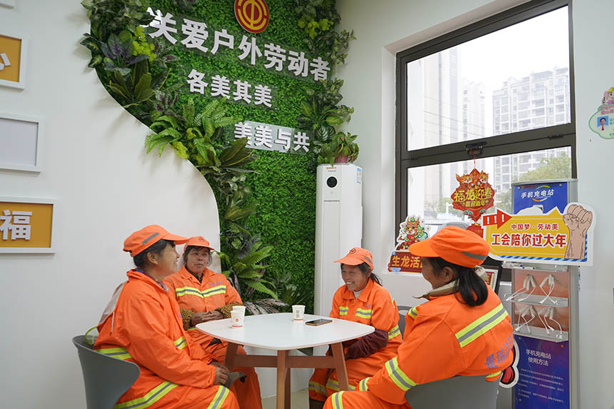 几位环卫工人在智慧工会驿站里饮水休息。吴永才摄