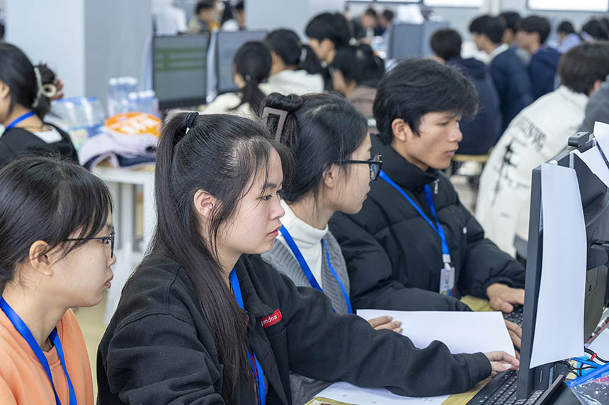 正在认真比赛的选手们。何华文摄