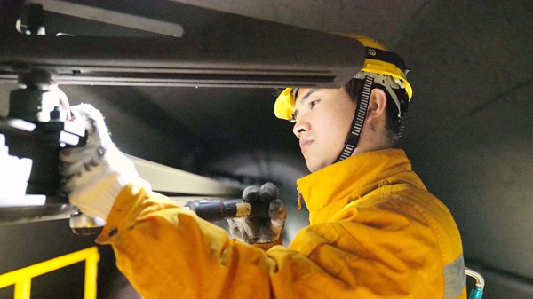 接触网工在检修作业。蔡星宏摄