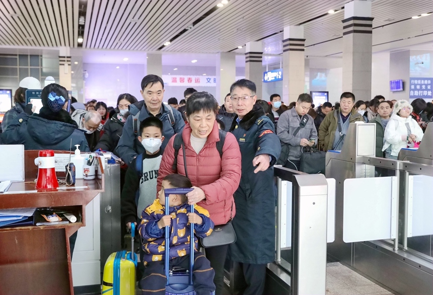 桂林站客运员引导旅客检票进站。郑长贤摄