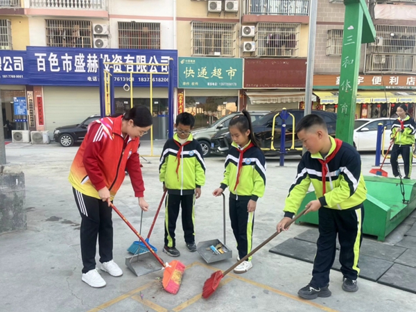右江区龙景第四小学师生正在打扫卫生。右江区委宣传部供图