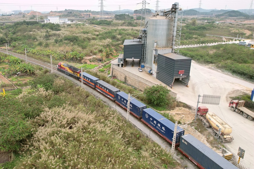 广西南宁国际铁路港开出的首趟电力铁塔中越班列。安智翔摄