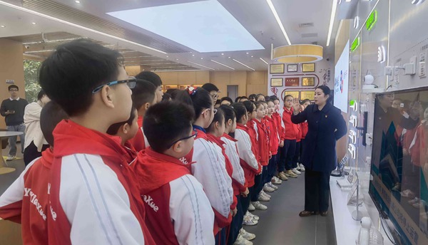 新建路营业厅与金城江区实验小学四年级学生开展“体验智慧5G,共筹爱心翼站”主题活动_